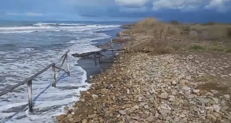 Spiaggia nella morsa dell’erosione