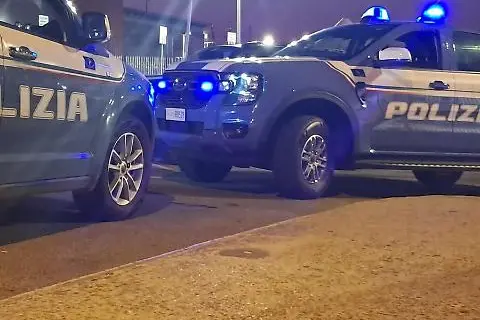 Si fingono militari della Guardia di finanza e chiedono soldi a una donna