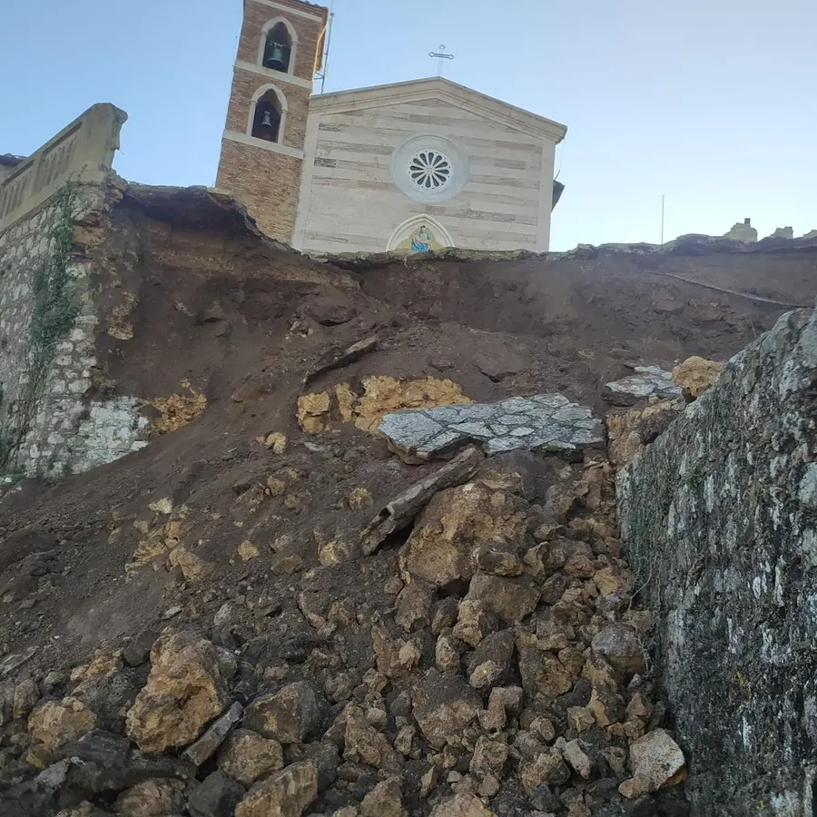 Crolla parte della balaustra alla Rocca, area interdetta – Fotogallery