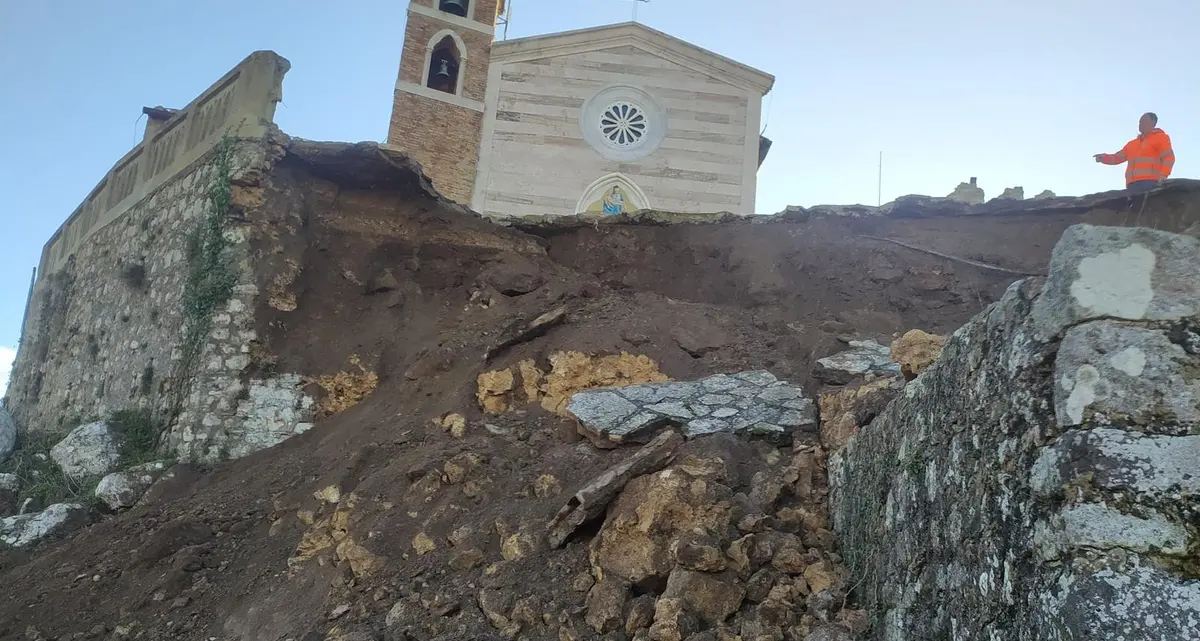 Crolla parte della balaustra alla Rocca, area interdetta – Fotogallery