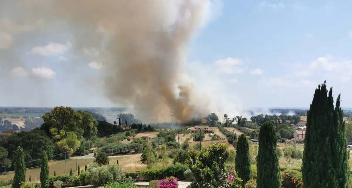 Altri tre incendi nel week end: è emergenza. La sindaca: «Indaga la Polizia locale»