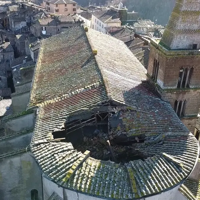 Crolla parte del tetto del duomo di Capranica
