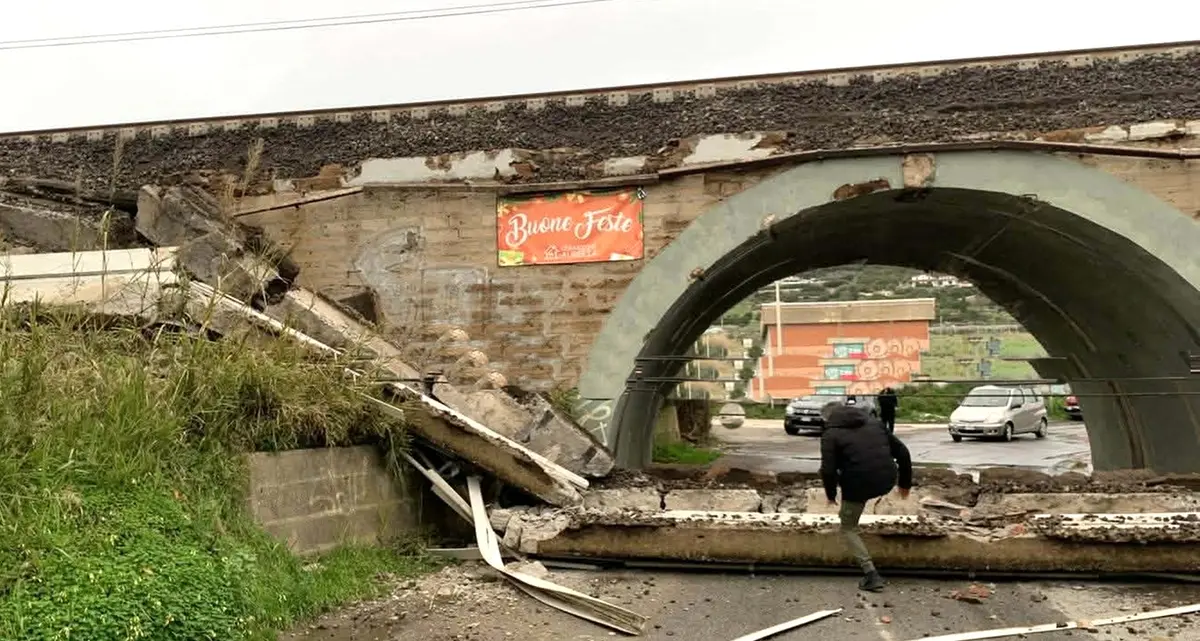 Ancora treni cancellati dopo il crollo del ponte