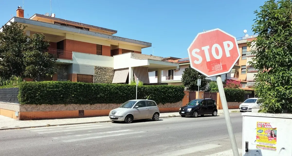 Marciapiedi e strade nel degrado: i dem presentano l’esposto