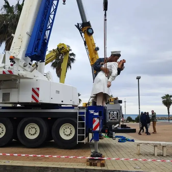 Statua del bacio da Civitavecchia a Santa Marinella: affondo di Frascarelli
