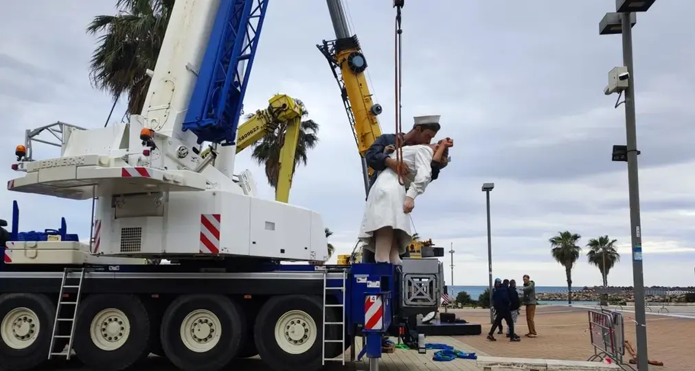 Statua del bacio da Civitavecchia a Santa Marinella: affondo di Frascarelli