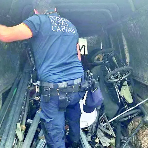 Traffico illecito di rifiuti: sequestrato carico pericoloso a Castel Fusano