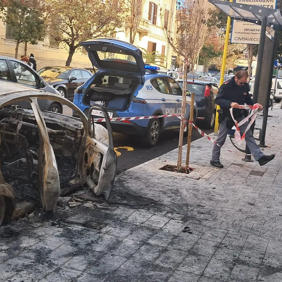 Auto in fiamme a corso Centocelle
