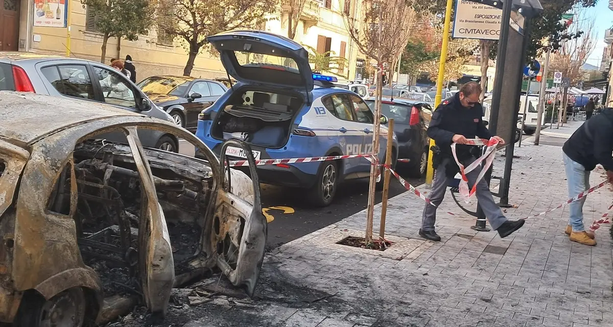 Auto in fiamme a corso Centocelle