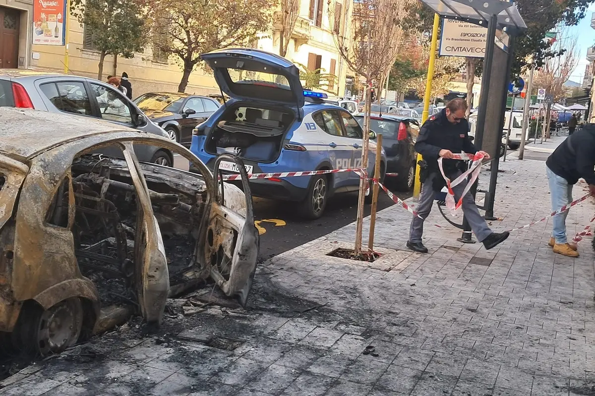 Auto in fiamme a corso Centocelle