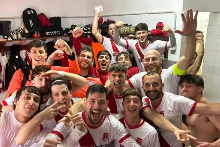 La foto post vittoria dei biancorossi