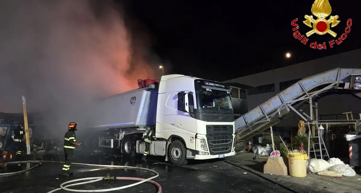 Incendio nella notte al porto di Civitavecchia, Vigili del fuoco in azione per domare le fiamme