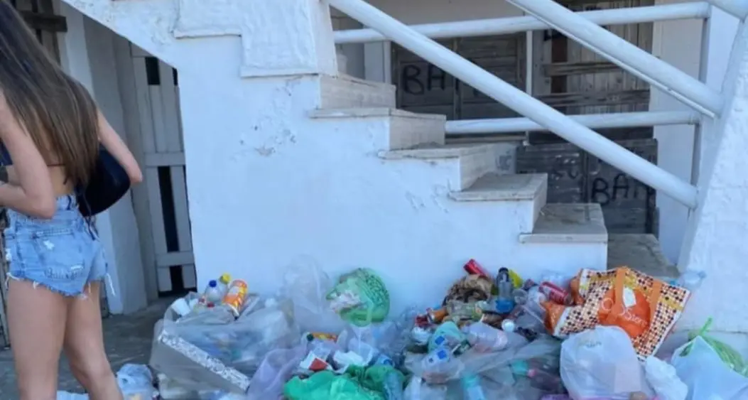 Santa Marinella, spiaggia libera invasa dai rifiuti: la polemica corre sui social