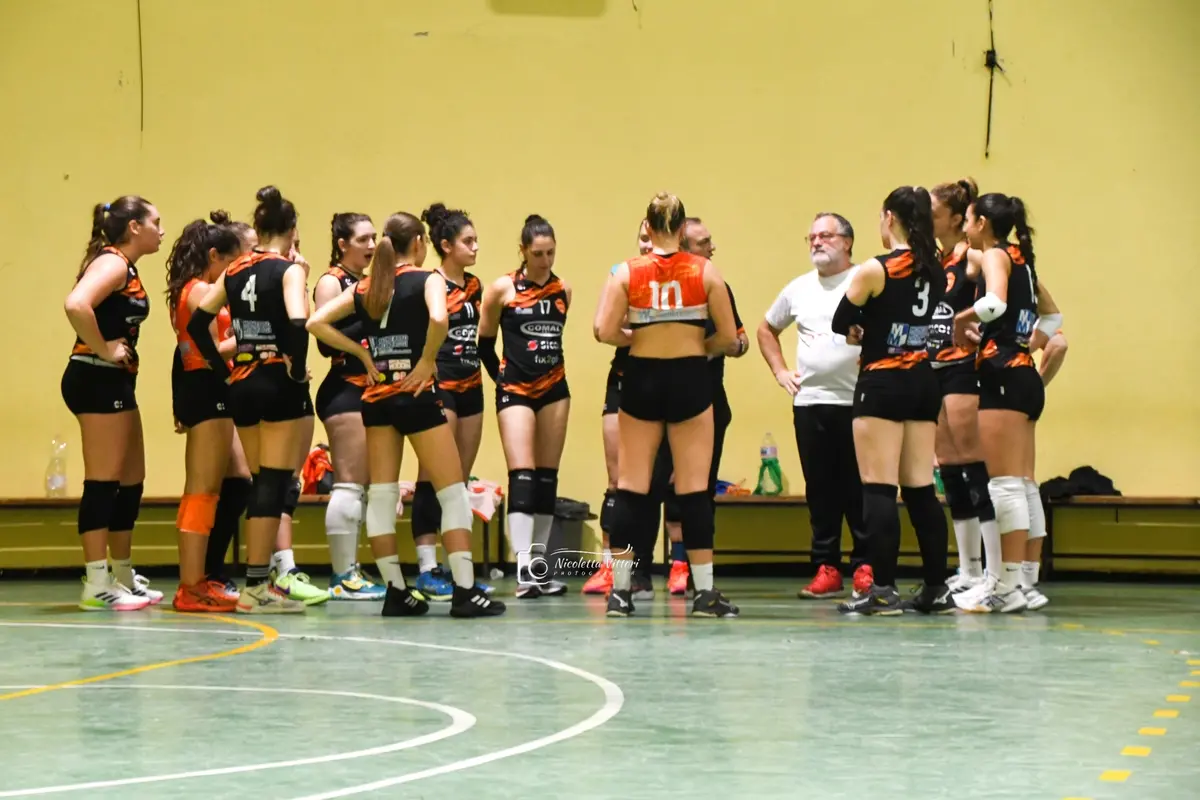 Le ragazze arancionere della Comal Civitavecchia Volley Academy (Foto Nicoletta Vittori)