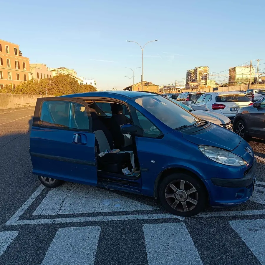 Vandalismi e sosta selvaggia: viale della Vittoria sempre più ‘’terra di nessuno’’