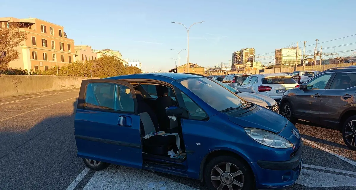 Vandalismi e sosta selvaggia: viale della Vittoria sempre più ‘’terra di nessuno’’