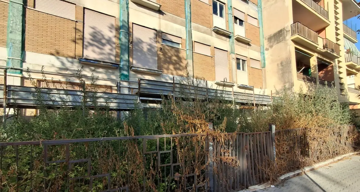 «L’ex alberghiero simbolo del degrado»
