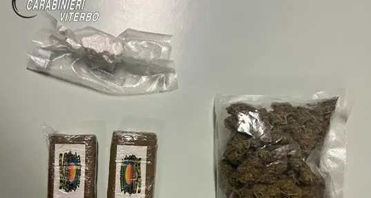 Nasconde hashish e marijuana nelle scarpe da ginnastica