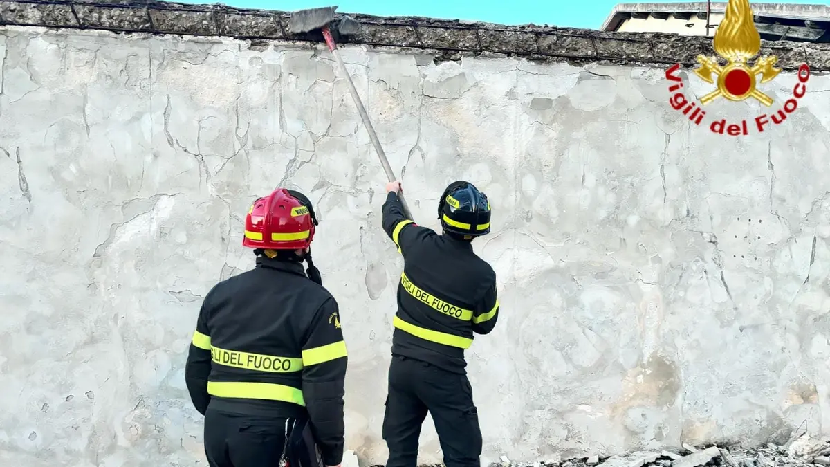 Cede una porzione di muro e cade su una macchina in sosta: allarme a viale della Vittoria