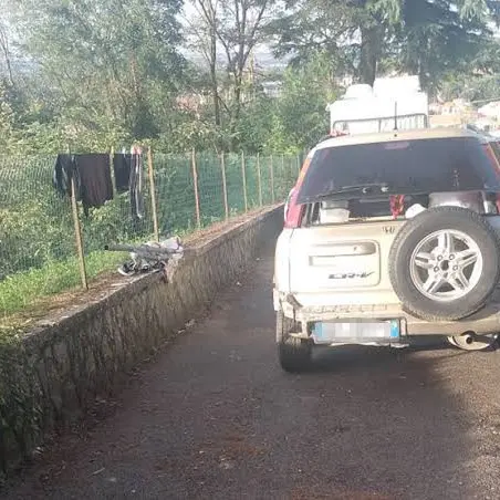 «Uomo costretto a vivere in auto da mesi»