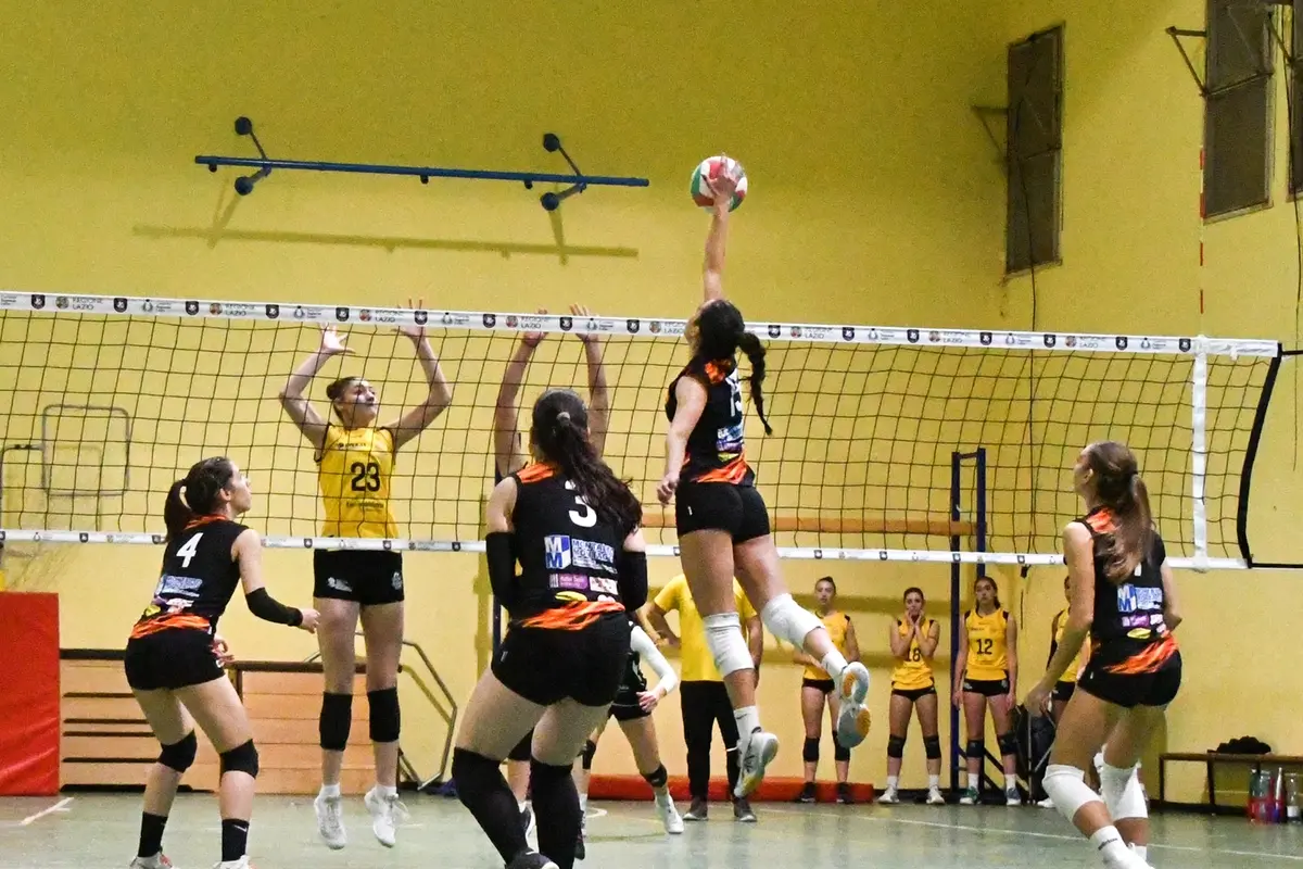 Le giocatrici della Comal Civitavecchia Volley Academy durante una fase di gioco (Foto Nicoletta Vittori)