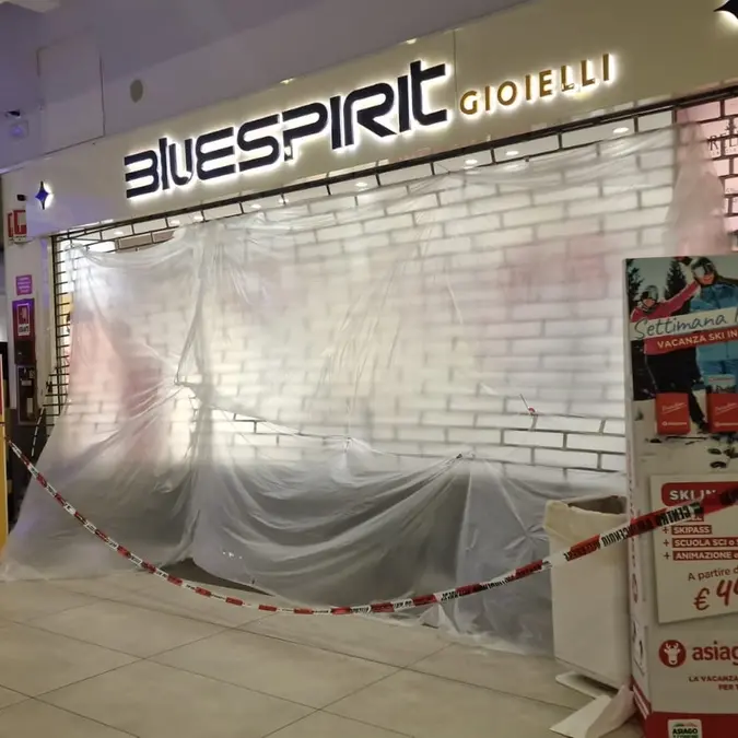 Viterbo: usano l’auto come ariete e svaligiano una gioielleria