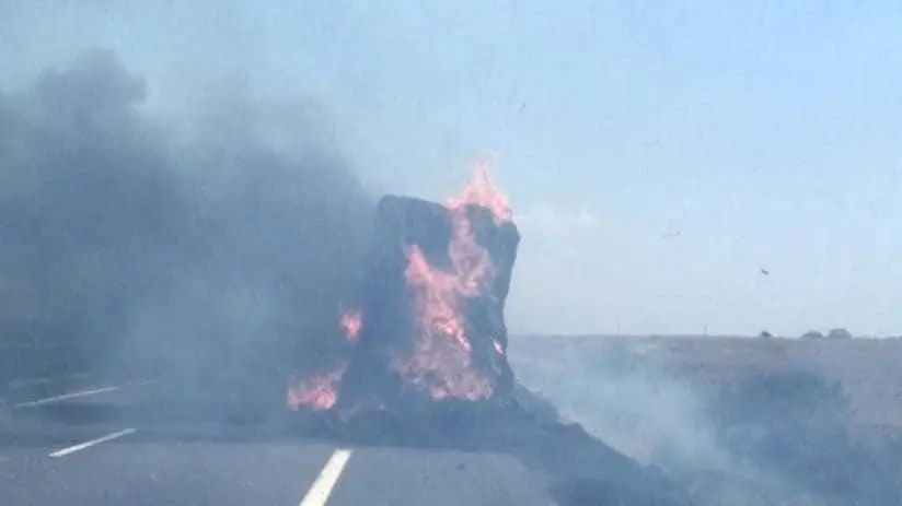Camion in fiamme sull'autostrada