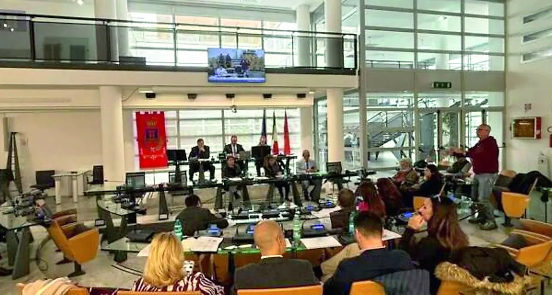 Forze armate, il consiglio comunale boccia la mozione dell’opposizione