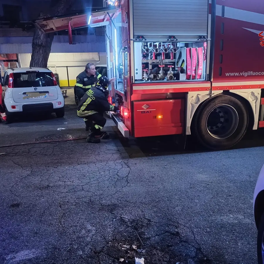 Attività commerciale in fiamme: intervento dei vigili del fuoco a Santa Marinella