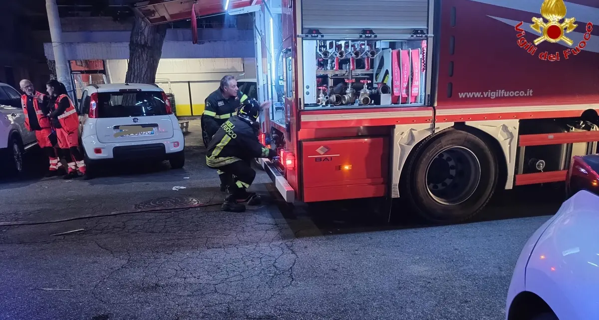 Attività commerciale in fiamme: intervento dei vigili del fuoco a Santa Marinella