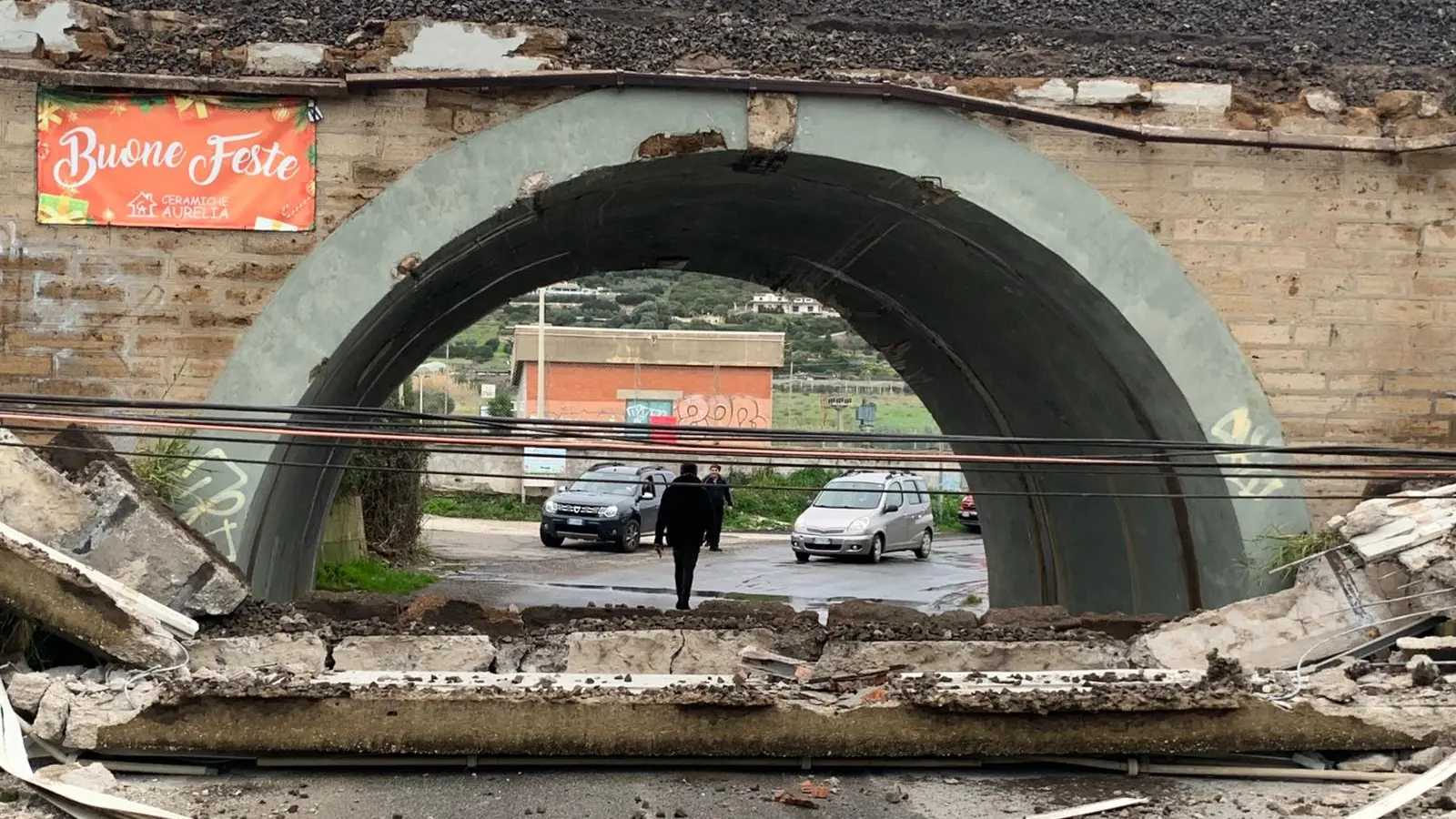 Crollo del parapetto disagi ferroviari e caos in stazione