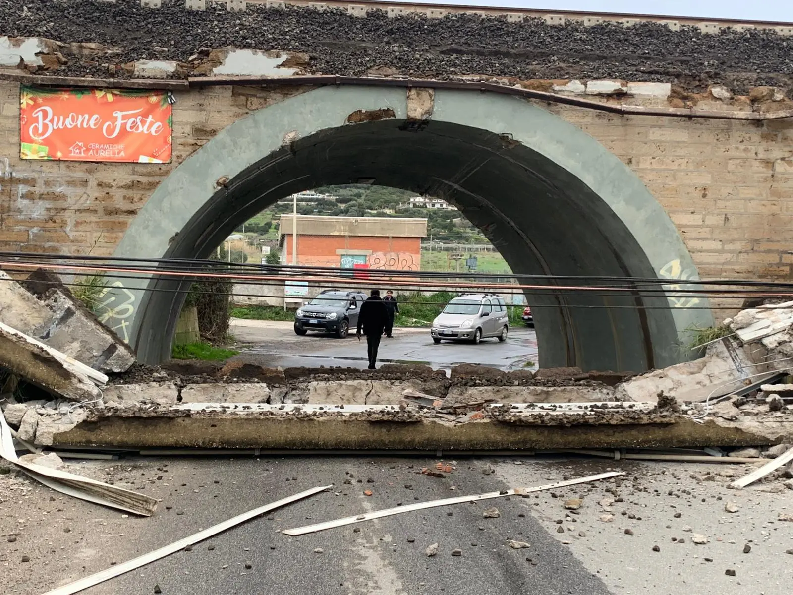 Crollo del parapetto disagi ferroviari e caos in stazione