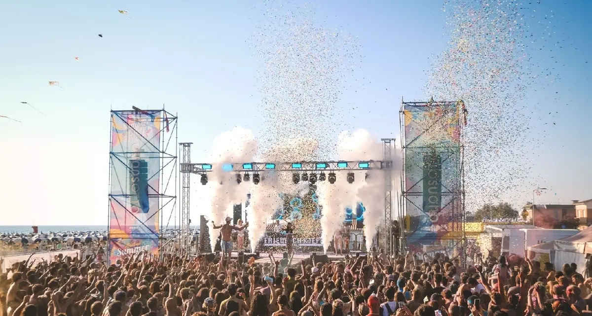A Tarquinia Lido si balla con il Festival Summer Holi 2024, la festa dei colori
