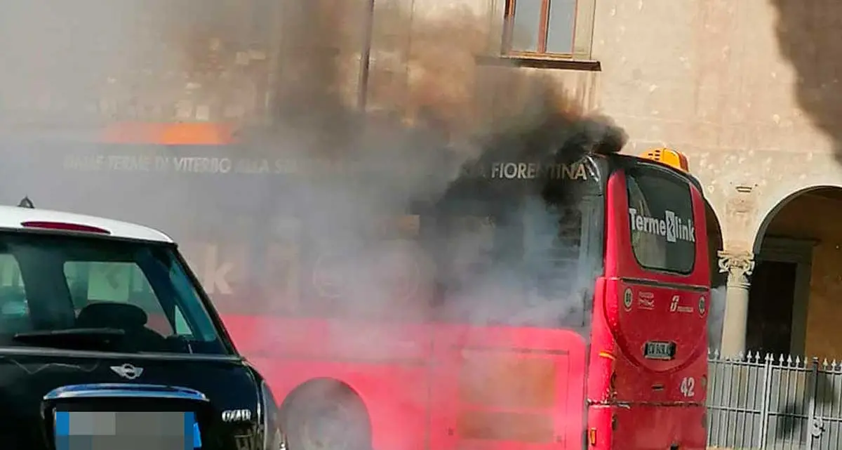 Viterbo: autobus urbano in fiamme in piazza Verdi