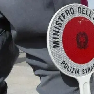 Uso del telefono alla guida, ritirate 7 patenti a Viterbo