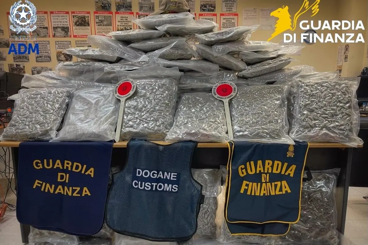 Carico di marijuana tra gli abiti da sposa: arrestato un autotrasportatore