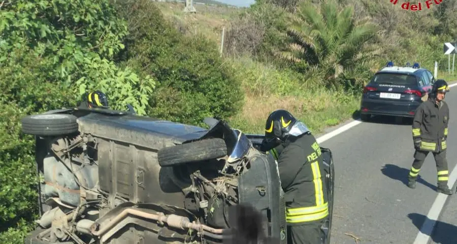 Incidente sull’Aurelia: macchina finisce fuori strada e si ribalta su un fianco