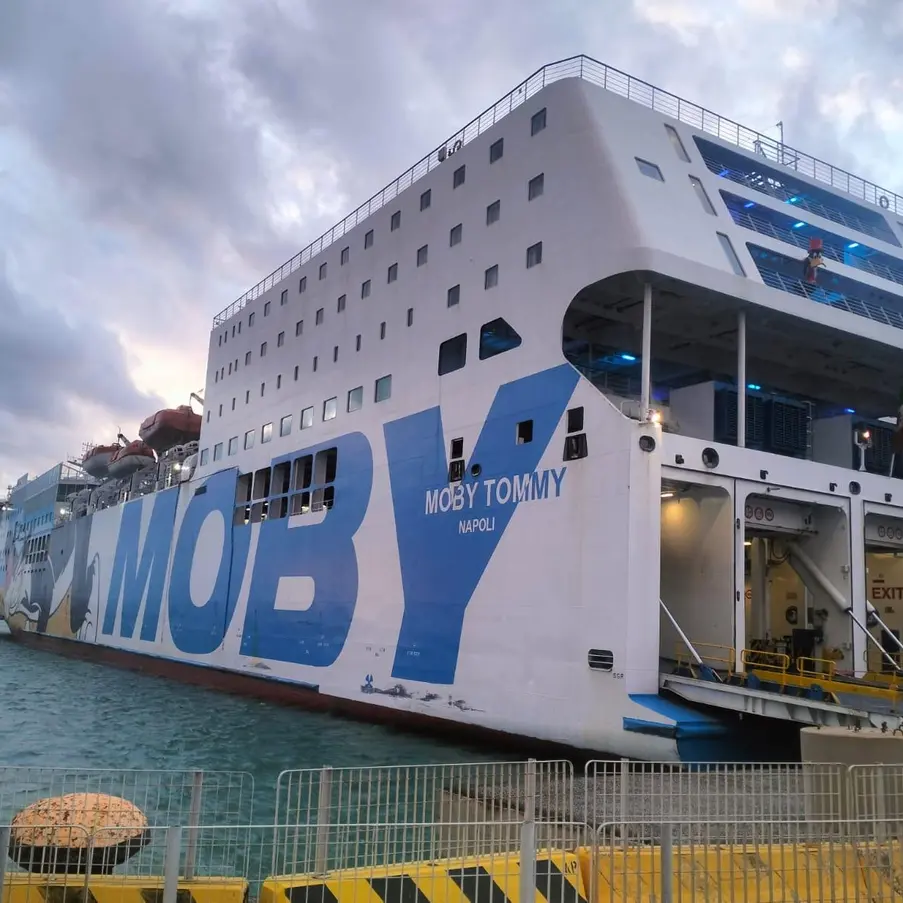 Nave di linea urta la banchina durante l’ormeggio: nessun ferito