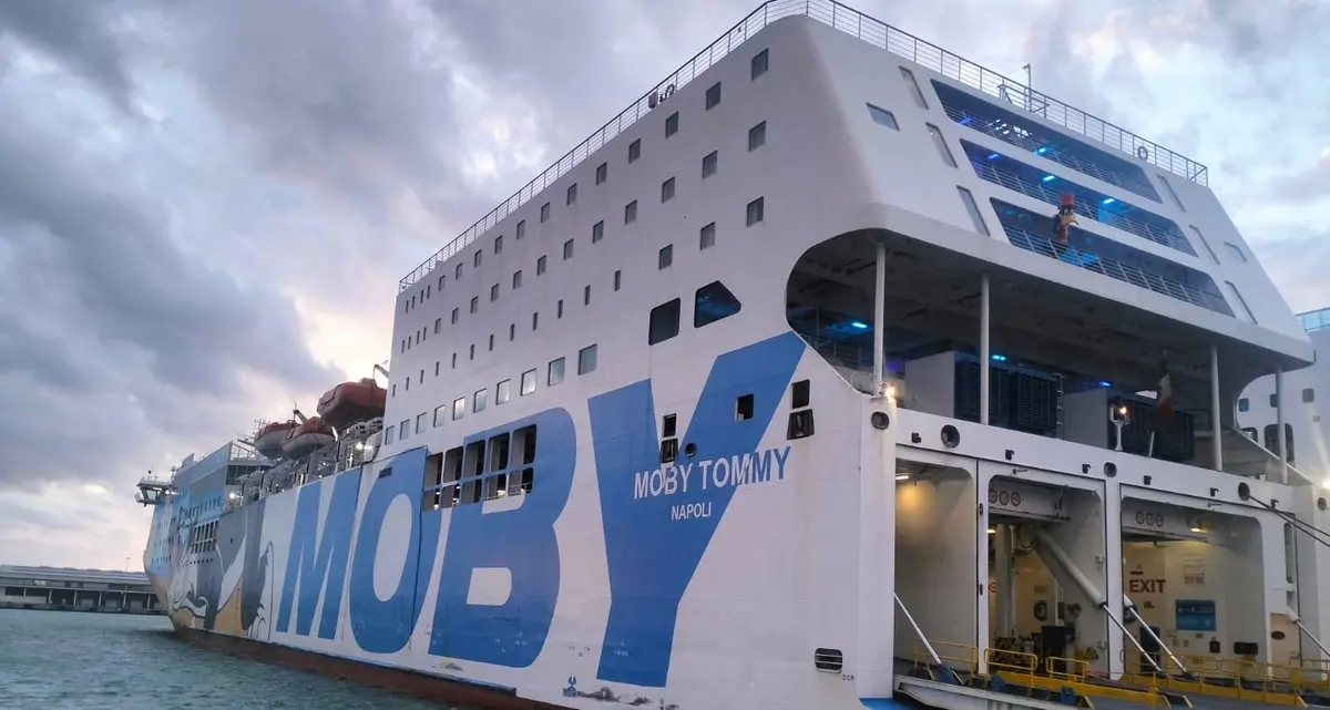 Nave di linea urta la banchina durante l’ormeggio: nessun ferito