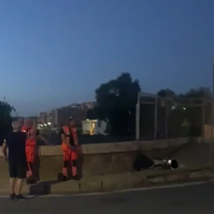 Beve, corre, urla e si sdraia: disagi in pieno centro