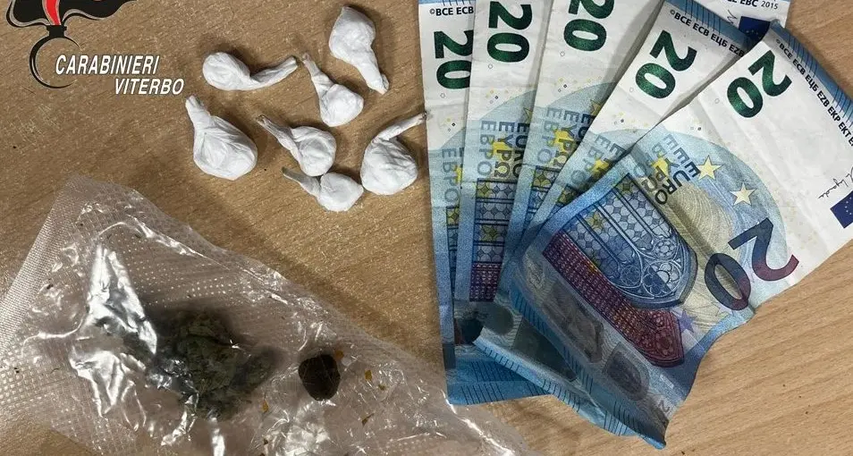 A spasso per le vie del centro con la droga in tasca