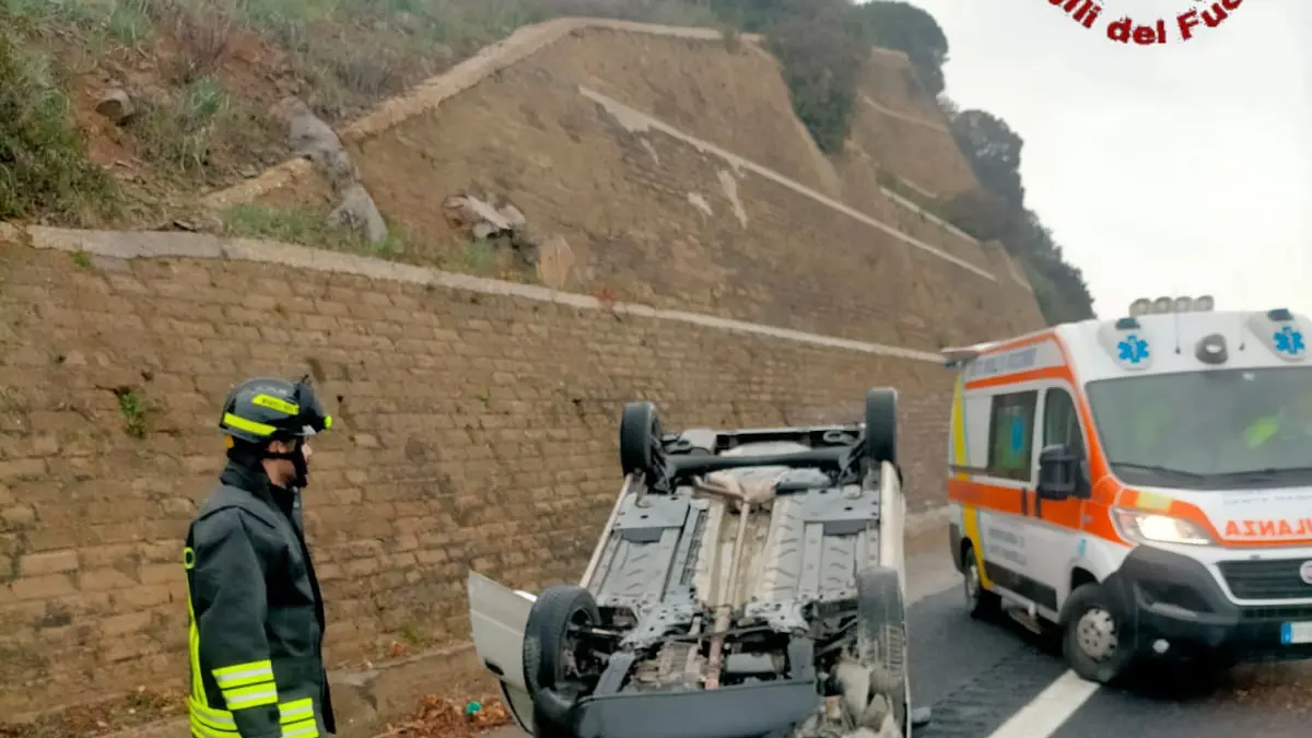 Auto si ribalta sulla A12: giovane trasportato in ospedale