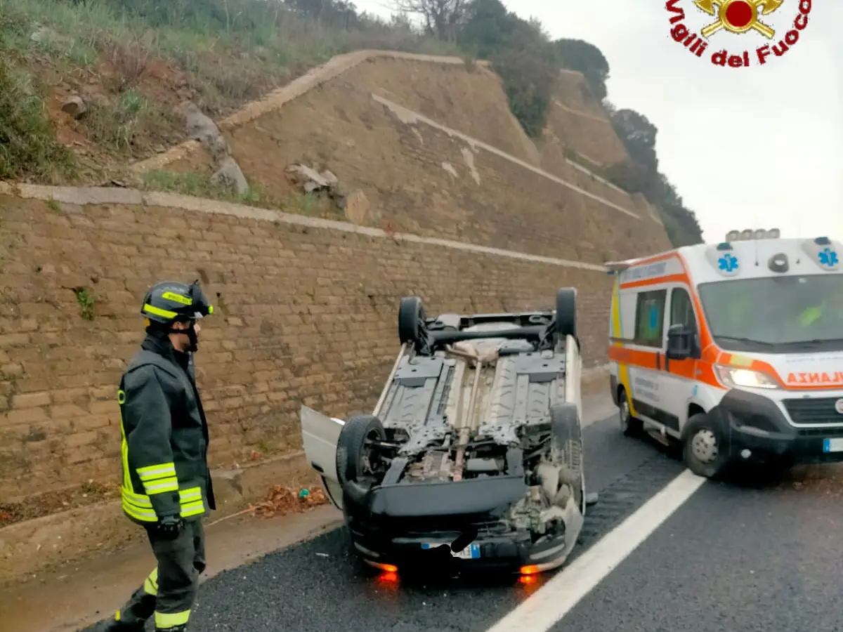 Auto si ribalta sulla A12: giovane trasportato in ospedale