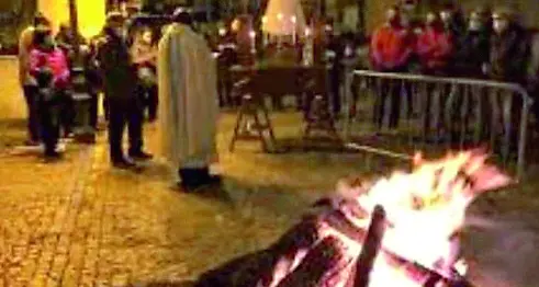 Tolfa, acceso il fuoco per la Madonna di Loreto in piazza Matteotti