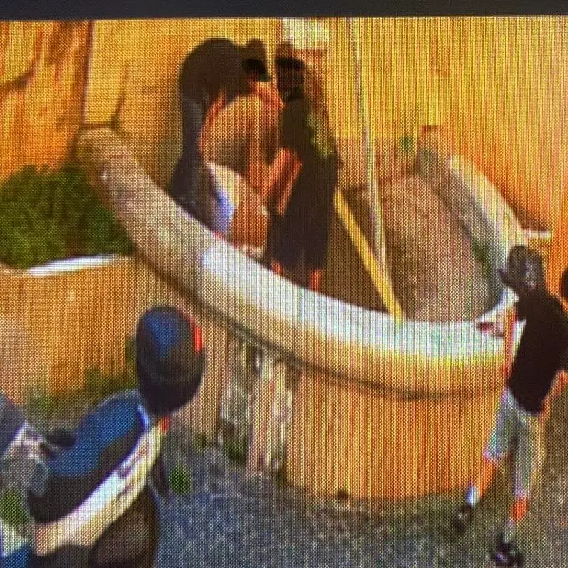 Lasciati rifiuti e mobili alla fontana del Ghetto, le telecamere riprendono tutto