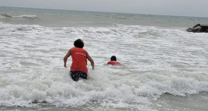 Si getta in mare per salvare una donna con la figlia e muore annegato: tragedia a Santa Severa