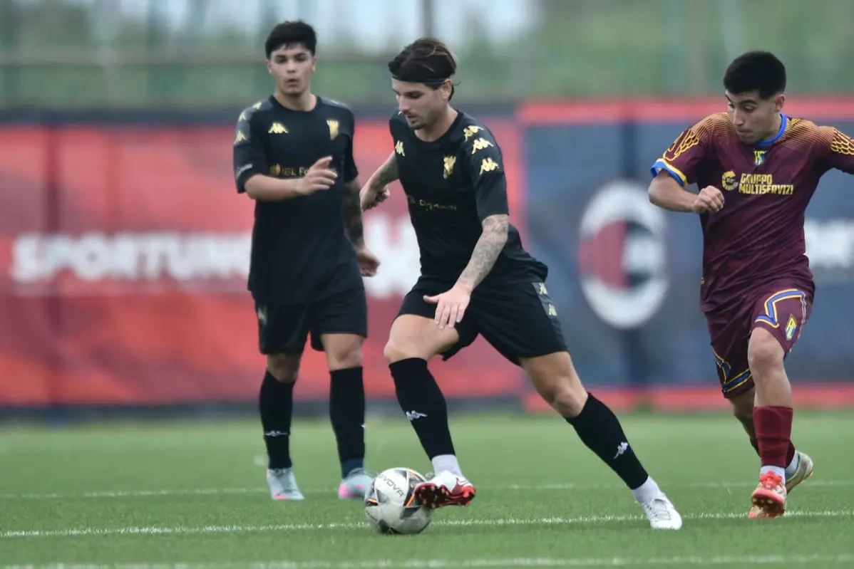 <p>Il centrocampista D'Angeli</p>\\n