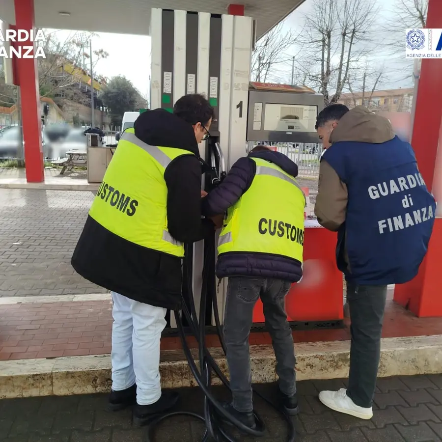 Viterbo: posti i sigilli a due distributori di carburante
