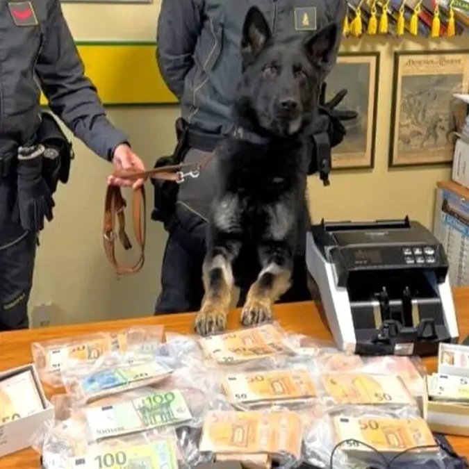 Nasconde in casa cocaina e 157mila euro sottovuoto