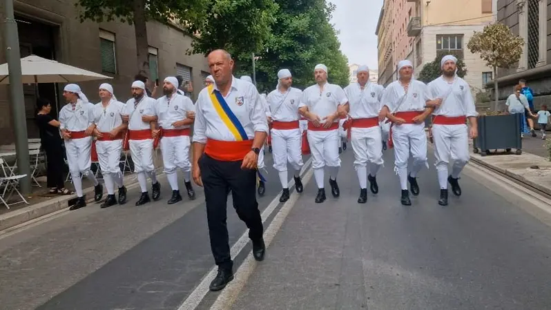 I facchini di Santa Rosa fanno il giro delle sette chiese prima del Trasporto